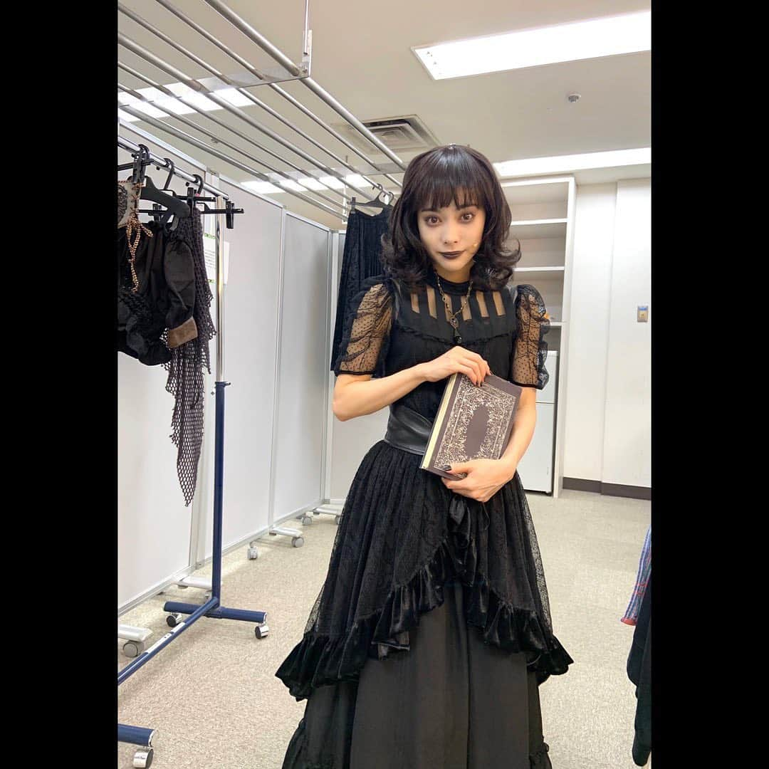 ＹＡＥ【MIO・YAE】さんのインスタグラム写真 - (ＹＡＥ【MIO・YAE】Instagram)「#黑世界　日和の章 大阪公演初日ありがとうございました🐙タコタコタコ  会場が広すぎてわーー！って言っちゃった🤭地方の皆さんにも見て頂ける時が来て嬉しいです。 今日は場当たりと歌確認からの公演だったのでバタバタでしたが無事幕が開けてよかったです。 こちらの役、とっても難しいですが楽しい✨早く皆さんの感想聞きたいな。早くネタバレ交えてたくさん話したい！  明日からも毎公演見直して頑張ります‼︎  #大阪#黒世界#TRUMPシリーズ#鞘師里保 #上原理生 #MIOYAE #三好大貴 #中山義紘 #新良エツ子 #朴璐美 #末満健一」10月15日 22時49分 - yae_abp