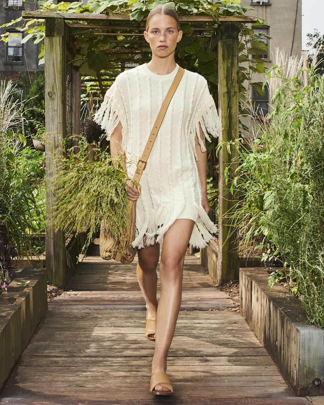 Vogue Italiaさんのインスタグラム写真 - (Vogue ItaliaInstagram)「Located in the Highbridge neighborhood of the Bronx, this community garden was the backdrop for @MichaelKors Spring-Summer 2021 collection. Sensual and relaxed, with an emphasis on laid-back luxury, the season’s artisanal textures and earthy shades remind us of the joy of getting dressed. Read the review by @ItaloPantano and see more looks at the link in bio.」10月15日 22時45分 - vogueitalia
