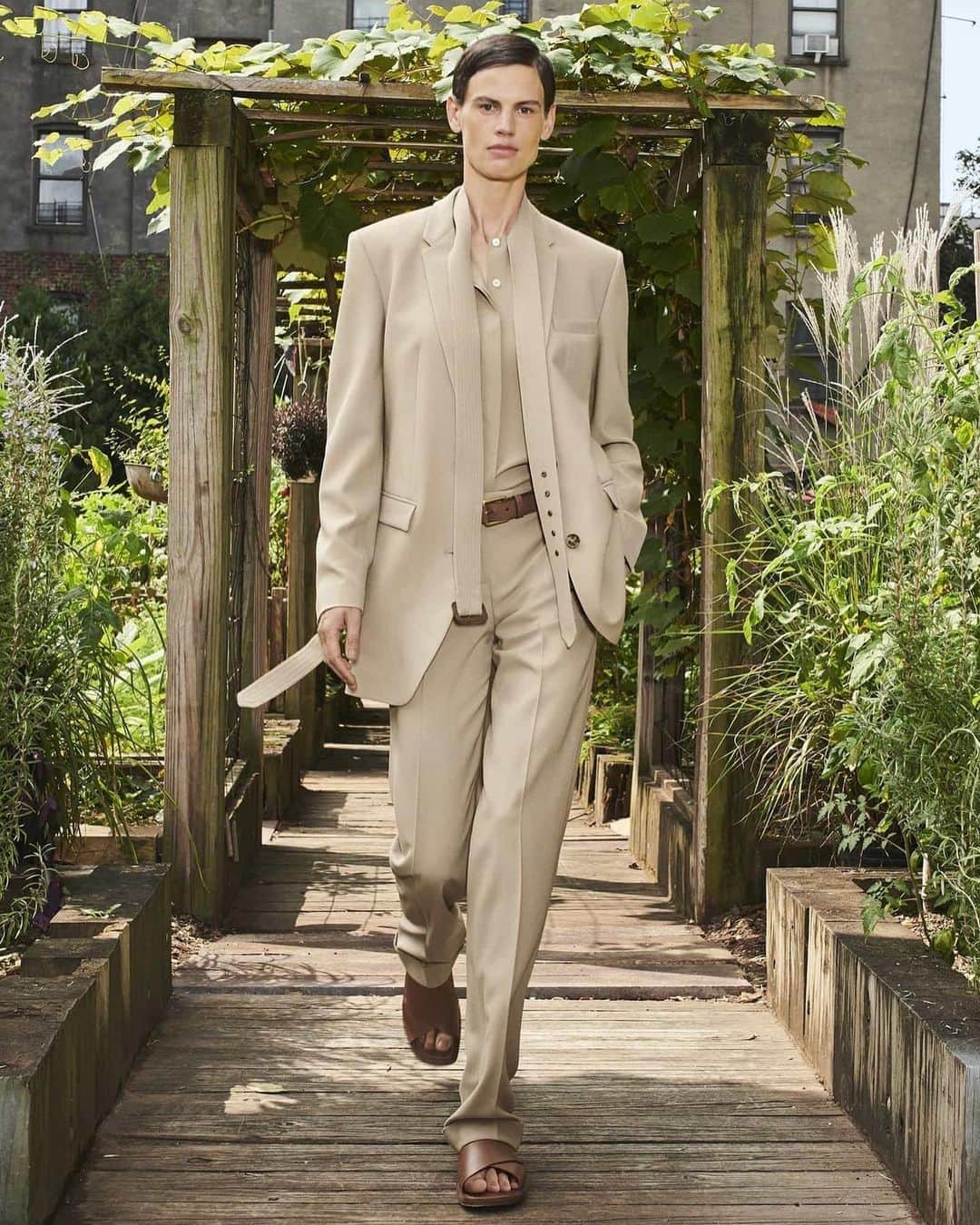 Vogue Italiaさんのインスタグラム写真 - (Vogue ItaliaInstagram)「Located in the Highbridge neighborhood of the Bronx, this community garden was the backdrop for @MichaelKors Spring-Summer 2021 collection. Sensual and relaxed, with an emphasis on laid-back luxury, the season’s artisanal textures and earthy shades remind us of the joy of getting dressed. Read the review by @ItaloPantano and see more looks at the link in bio.」10月15日 22時45分 - vogueitalia