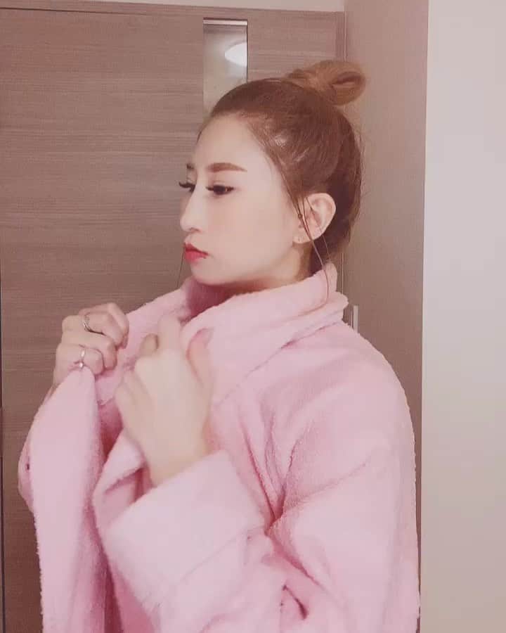 赤崎ティナ（西浦舞由美）のインスタグラム：「#TikTok  実はこの曲に救われたことがありました。 今度は赤崎が救う番。 どんなときだってファンの方の味方でいたい。 #失う前に気づこう  家族も友人も恋人もね。 父ちゃん見てるかーい。 まあ、見てないでしょう🙂 父親の存在なくても、分かち合える友を、そして自分を応援してくれてる人を助ける、ただそれだけの優しさは兼ね備えてるみたいですよ。 #メンタル　#mental #fashion #ファッション　#15秒動画」