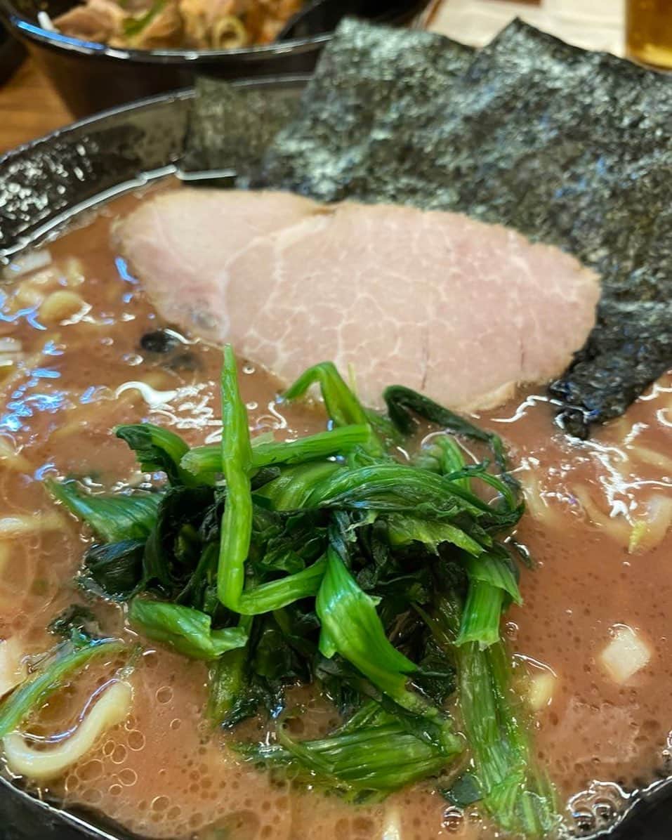 山田しょうこのインスタグラム：「中野の武道家 超濃厚豚骨スープでびしゃびしゃの海苔を ごはんに巻いて食べる。飛ぶぞ。 #ラーメン  #武道家  #店内でブラビとSMAP流れてて最高」