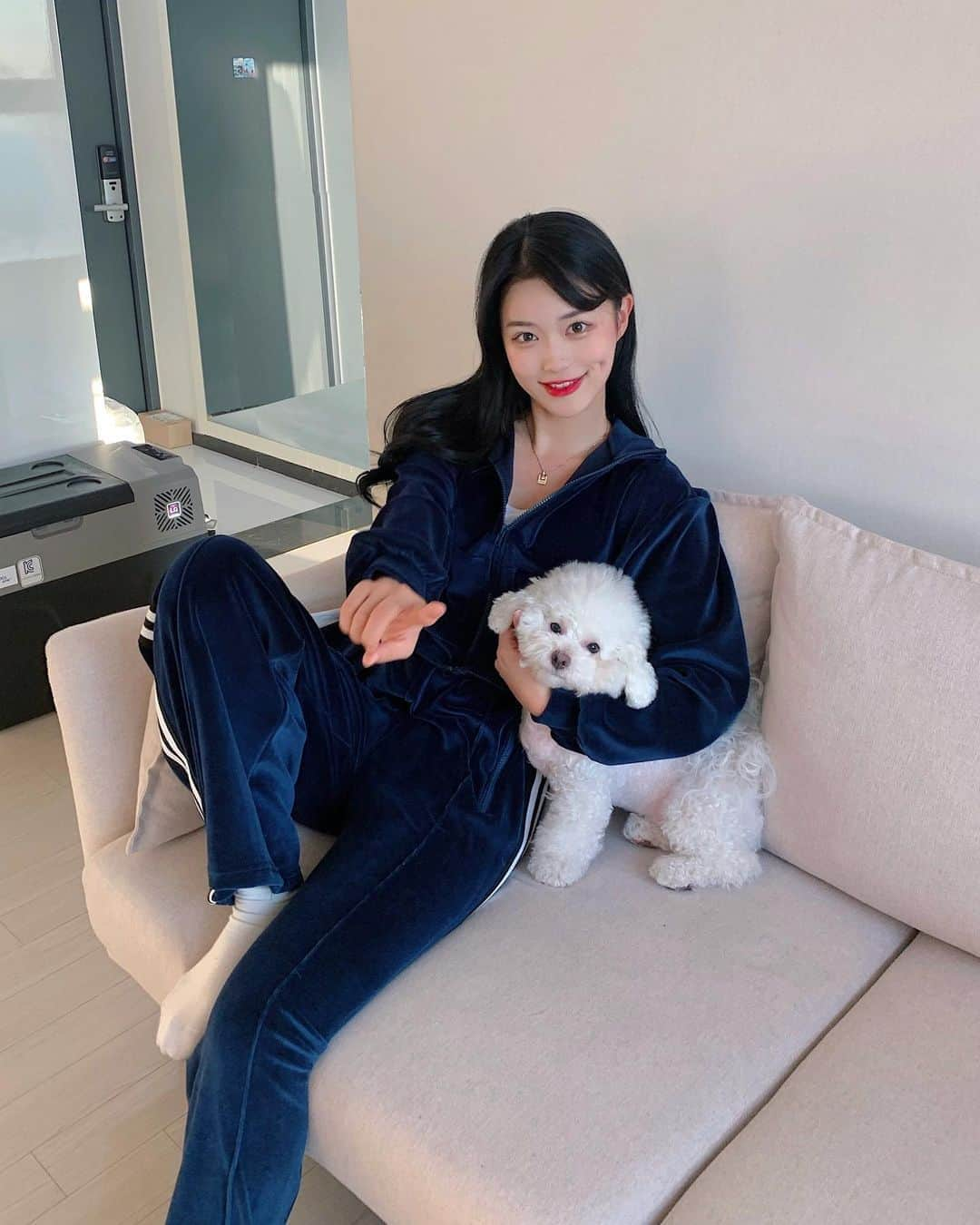 ノ・ジョンファさんのインスタグラム写真 - (ノ・ジョンファInstagram)「sweet home 🏠 +with ☁️🐶 저희 로제벨벳세트 .. 너무예쁜데 오토카죠 ..? 🙊 #벨벳트레이닝set #데이로제」10月15日 22時52分 - ro.junghwa