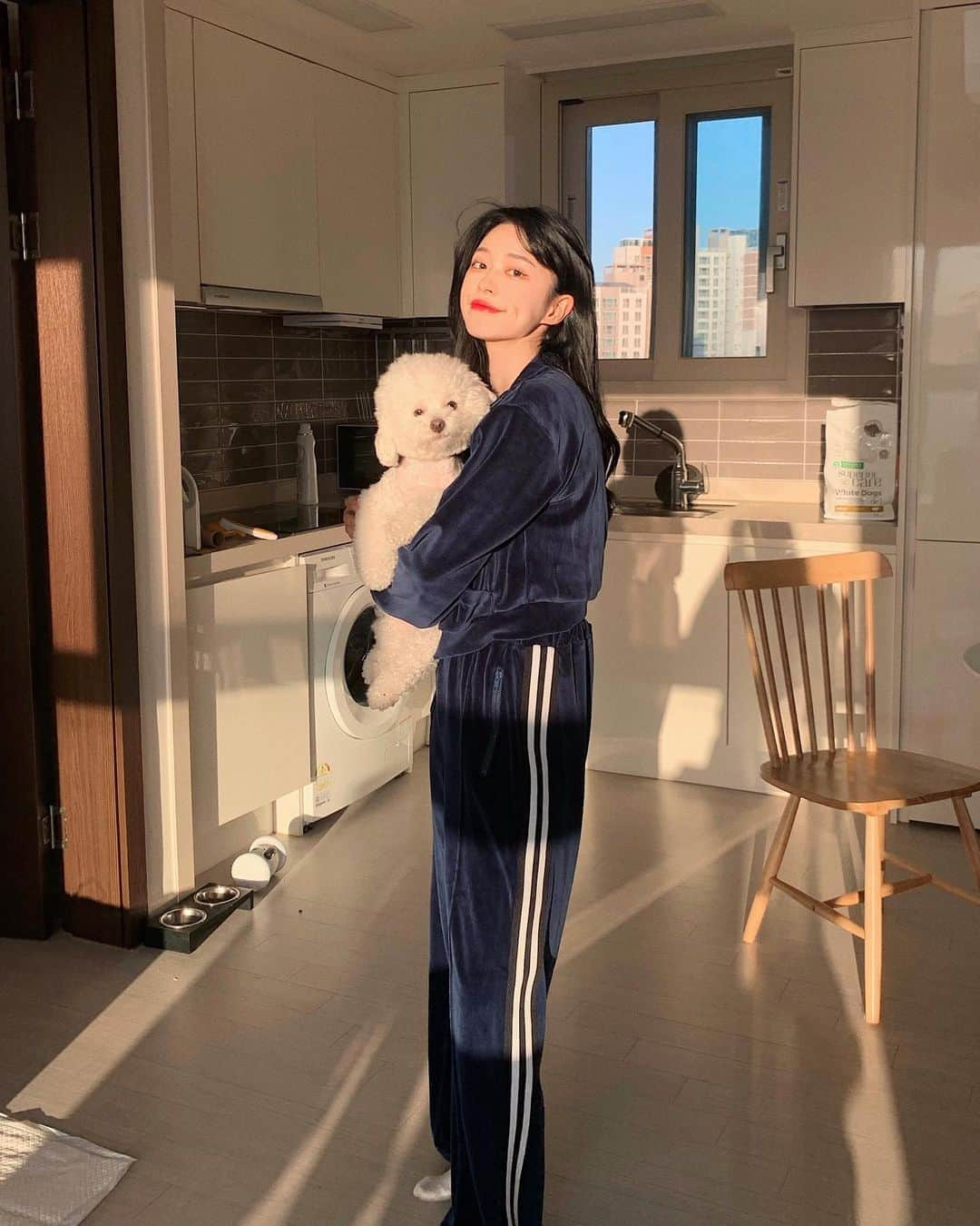 ノ・ジョンファさんのインスタグラム写真 - (ノ・ジョンファInstagram)「sweet home 🏠 +with ☁️🐶 저희 로제벨벳세트 .. 너무예쁜데 오토카죠 ..? 🙊 #벨벳트레이닝set #데이로제」10月15日 22時52分 - ro.junghwa