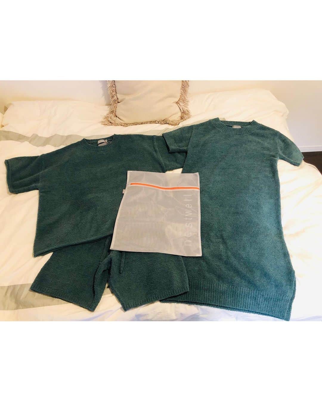 YUKAさんのインスタグラム写真 - (YUKAInstagram)「おにゅーの部屋着🤍  @nestwell_official の部屋着は肌触りめちゃくちゃ良くてコケみたいなグリーンもかわいぃ🌳💓  洗濯ネットも付いてきて嬉しーっ😌✨ 心地よくて毎日着てる☺️ 他のも欲しいな♡ . #nestwell #roomwear #もこもこ #部屋着 #すっぴん #エシカル」10月15日 22時53分 - yukarolly