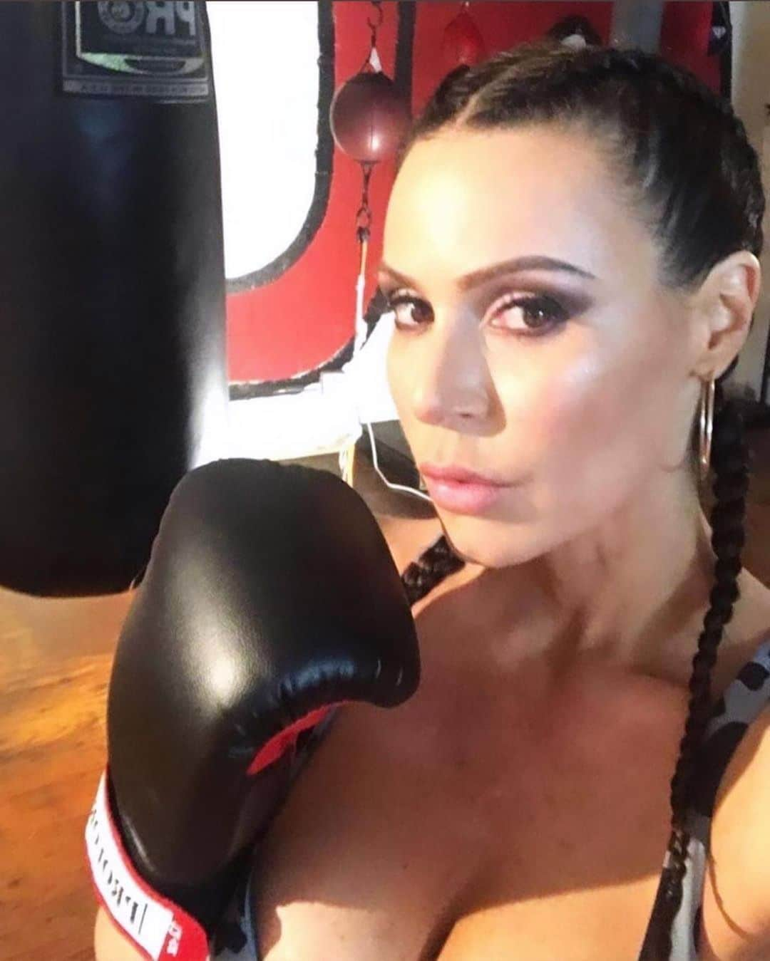 Kendra Lustさんのインスタグラム写真 - (Kendra LustInstagram)「#TBT #boxing🥊 #sexyboxer me looking tough 😜 #mamasaidknockyouout」10月15日 22時53分 - kendralust