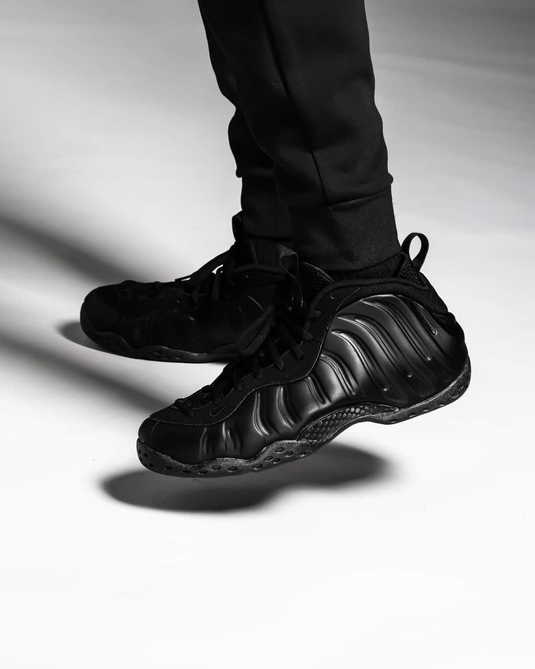 Foot Lockerさんのインスタグラム写真 - (Foot LockerInstagram)「Triple Black Foams are ELITE! Cop the #nike Foamposite One in Grade School sizes.」10月15日 23時00分 - footlocker