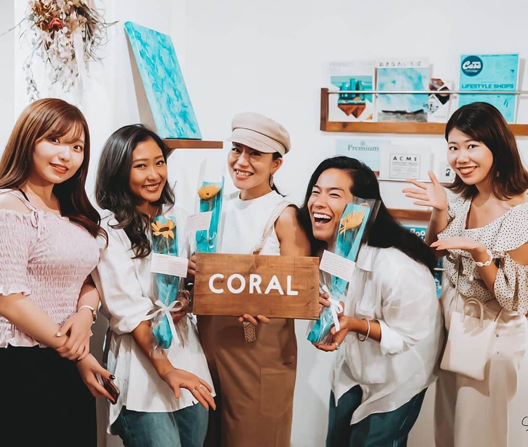長嶺菜菜子のインスタグラム：「. 10月10.11日の2日間の @coral_okinawa  のイベントすんごく楽しかった☺️🌈﻿ ﻿ ﻿ @itsmetasuku  @manarin37  の2人と参加できて良かった🌺﻿ ﻿ ﻿ 出会いがたくさんあり﻿ 20代の活気にめっちゃ刺激受けた﻿ ﻿ ﻿ まだまだ私に出来ることはあるし﻿ これからもっと楽しくなるし楽しむ﻿ ﻿ ﻿ 若手やり手女社長の @sana_iami ﻿ これからも宜しくね😆🙏🏽﻿ ﻿ ﻿ ***﻿ 若者を応援するプラットフォーム﻿ @coral_okinawa は見逃せない👀﻿ ﻿ →10月後半から韓国スクールがはじまるみたい（単に韓国語を学ぶんではなくて、韓国語メイクや文化も学べる✏️）だし、﻿ ﻿ →11月からリノマっていうグラフィックデザインをメインとしたスクールもはじまる﻿ ﻿ これはほんとに私が受けたいくらいめちゃくちゃ良いカリキュラム。﻿ ﻿ これからの時代に必要なクリエイティブ能力とデザイン思考が学べる。カメラやSNSについても学べるからこれから何か発信したい、何かをはじめたい人にとってはもうぜひぜひチェックして欲しい。﻿ ﻿ ﻿ どっちも人数制限があるから気になる人はぜひチェックしてみて✨﻿ @coral_okinawa  ﻿ ─︎─︎─︎─︎─︎─︎─︎─︎─︎─︎﻿ #coral_naha﻿ #コーラル那覇﻿ #沖縄﻿ #那覇﻿ #那覇コワーキングスペース」
