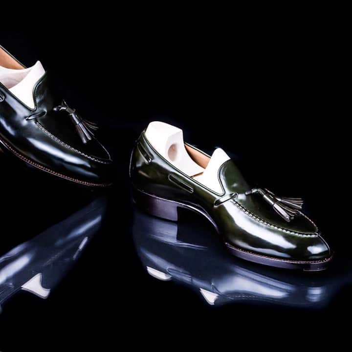 のインスタグラム：「Not to be confused with its sibling, the 643, our Mod. 642 with its hand-stitched apron is designed and executed to visually elongate the vamp.⠀⠀⠀⠀⠀⠀⠀⠀⠀ ⠀⠀⠀⠀⠀⠀⠀⠀⠀ Additionally, having taken its form from the Classic last, the shoe has an inherent longer line and a sleeker bearing. ⠀⠀⠀⠀⠀⠀⠀⠀⠀ ⠀⠀⠀⠀⠀⠀⠀⠀⠀ #saintcrispins #handweltedshoes #forgentlemenonly #artisanship #agentlemanschoice #shoeporn #shoesformen #handmadeshoes #handmade #forconnossieursonly」