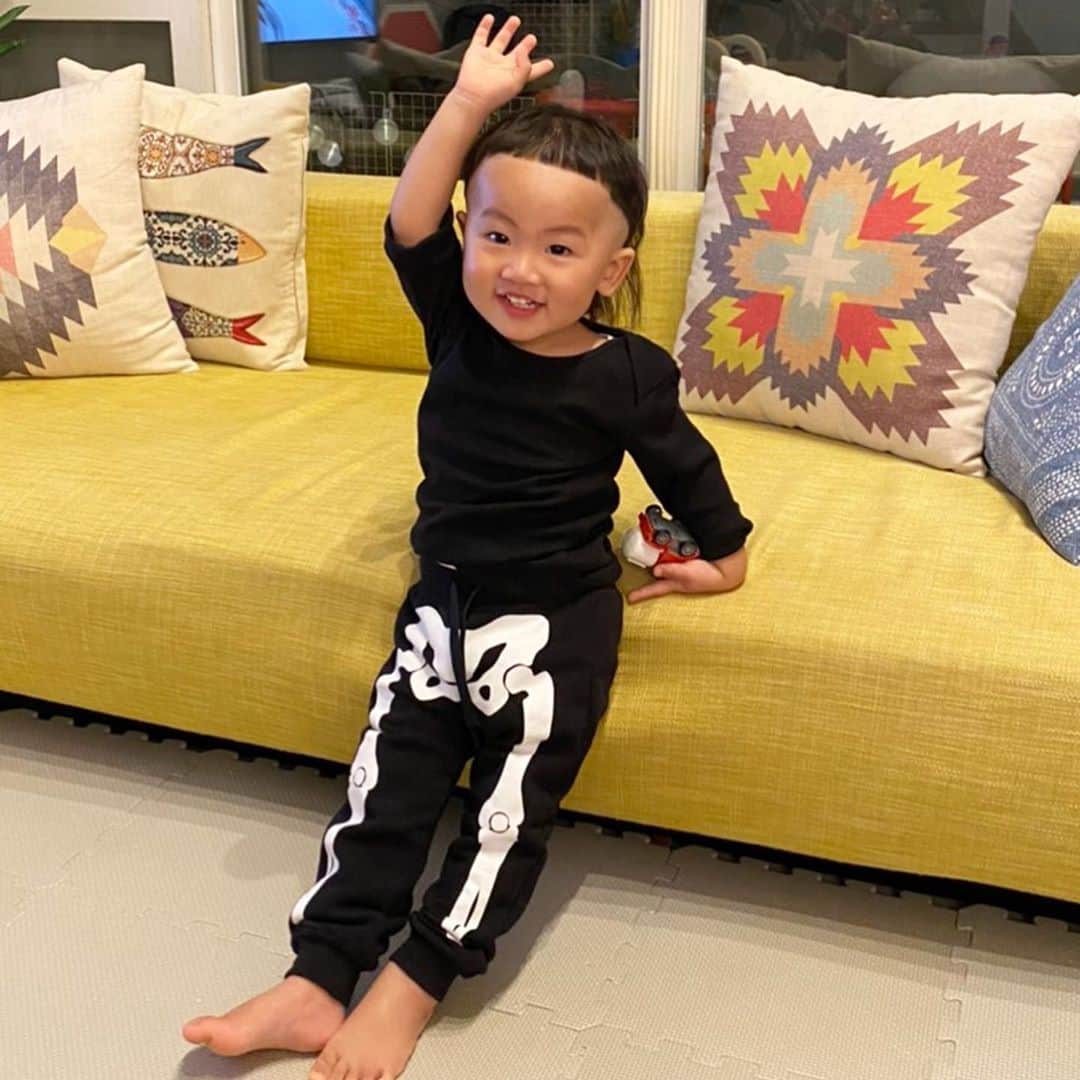 のインスタグラム：「先ほどの続き。1歳10ヶ月の息子。寝ている隙にプロが散髪❗️起きたらこんな感じ😂キャラに合ったヘアスタイルだと思います。 ピーカーブー銀座中央通り店　スタイリスト堀内さん。 @kunio_horiuchi  @peekaboosalonsofficial   @kariangofficial @ymdoshop @bankertokyo @yocomorimoto #bankertokyo #ymdoshop #kariang #tokyo #denim #japanmade #カリアング#レディスウェア#今日のコーデ#カットソー#コーディネート#森本容子#キッズウエア #マタニティウエア #マタニティ#マタニティコーデ #がんばれ高齢出産 #fashion #yocomorimoto  #1歳 #40代」