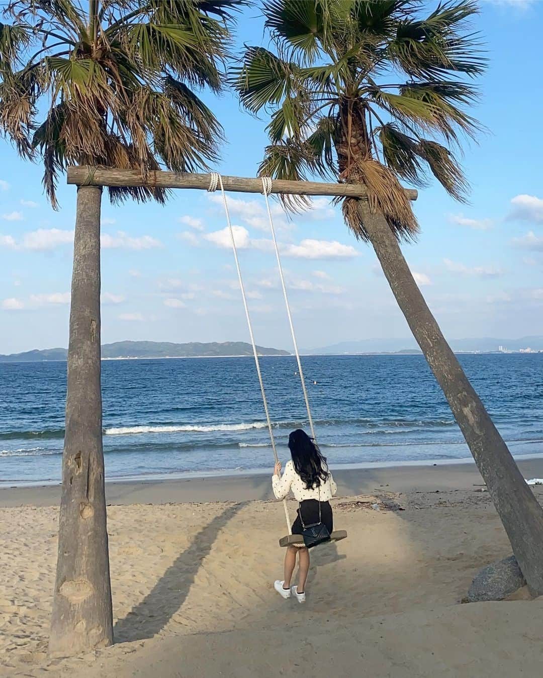 田代ひかりのインスタグラム：「福岡の糸島へ🤍✨ ヤシの木ブランコ乗った！！！！ みんながおすすめしてくれたけど、すごい可愛いかったし楽しかった🙆🏼‍♀️  ・ ・  #福岡 #福岡旅行 #糸島 #ヤシの木ブランコ #후쿠오카 #이토시마 #일본여행」