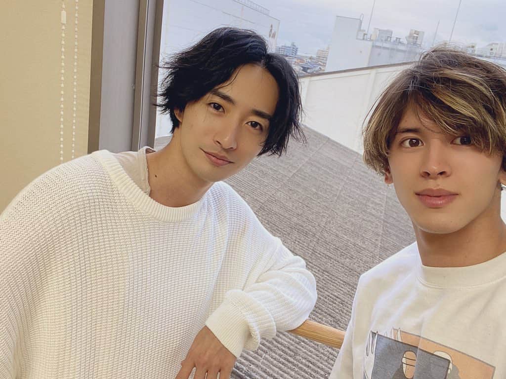 才川コージのインスタグラム：「今日はろびんくんとのシーンがメイン。  ちょっぴり挑戦した台詞の言い方がokでて嬉しかった^ ^ #仮面ライダーセイバー #仮面ライダー」