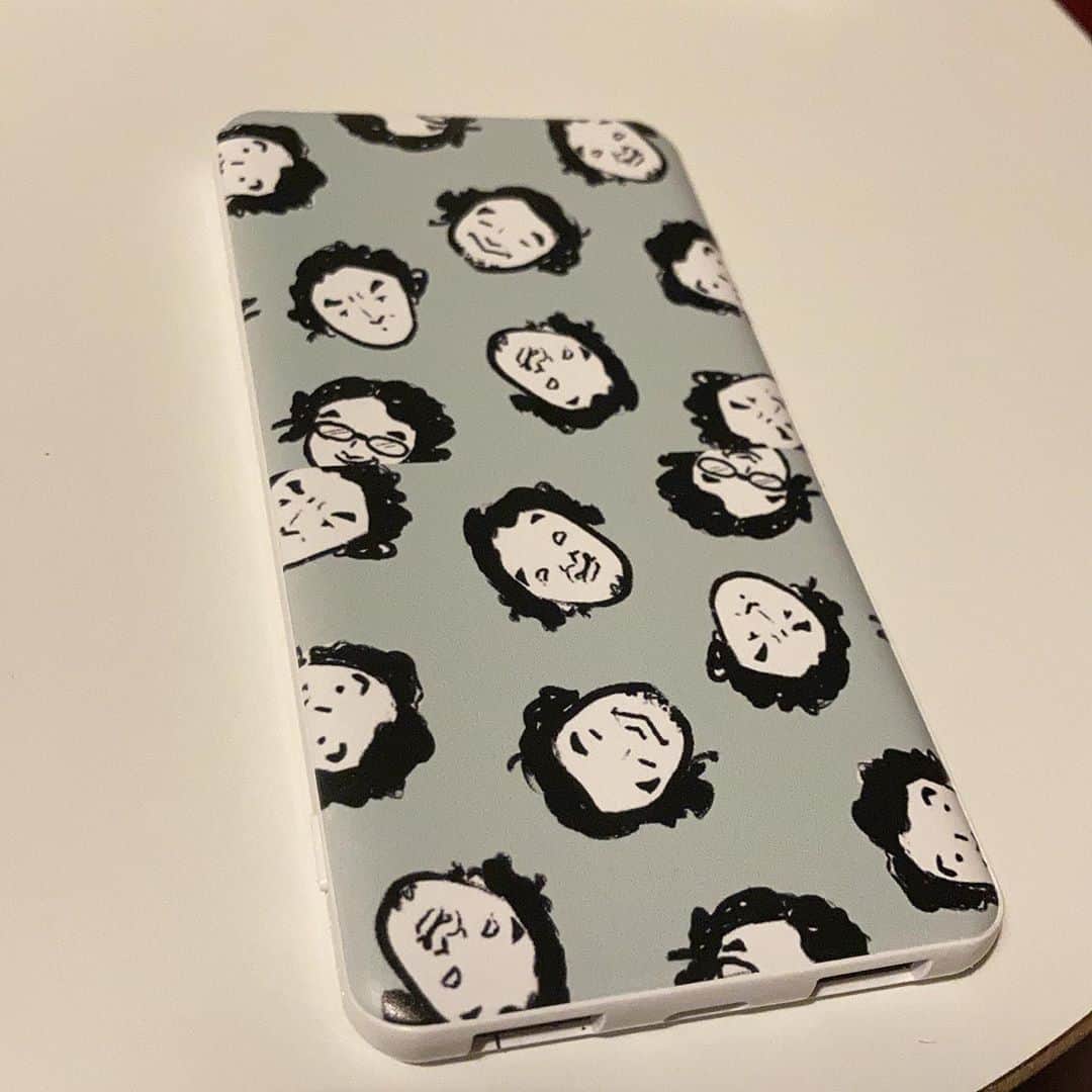 池田鉄洋のインスタグラム：「スタッフのジュニ子がプレゼントしてくれたモバイルバッテリー。うひひひ。  #Riccoさんの似顔絵#オリジナルモバイルバッテリー」