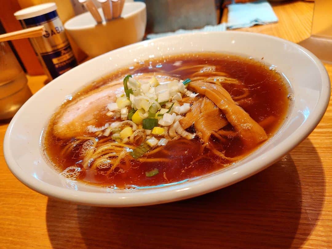 のインスタグラム：「醤油ラーメン ラーメン あじさい つじ田の奥の院跡地にて期間限定出店のラーメンあじさい。なんでも、つじ田で働いていた方の独立前の1クール限定のお試し開業みたいな営業らしい。 さて、とりま醤油をいただく。スープは豚が効き、油が表面覆って熱々。煮干しも効いているけど独特な味わいで、アゴ煮干しのように感じた。塩味がけっこう強めでパンチある。お店のYouTube見たら、塩推しなようでそちらも期間中に間に合わせたい。」