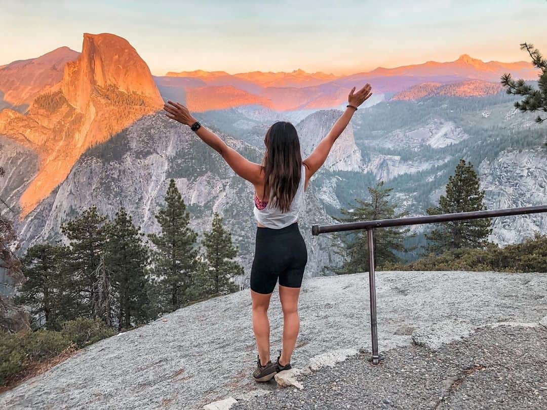 エマ（テニール・ダッシュウッド）さんのインスタグラム写真 - (エマ（テニール・ダッシュウッド）Instagram)「Took myself to Yosemite National Park and couldn’t be much happier than this! 🧡  Don’t be afraid to step outside of your comfort zone. Be spontaneous, take risks, live a little! I promise it’ll lead you to some of the best memories of your life!   This was sunset yesterday at Glacier Point. I arrived at the perfect time to capture the sun reflecting off of half dome and it was spectacular! The next shot was shortly after the sun had gone down.」10月15日 23時12分 - realtenilledashwood