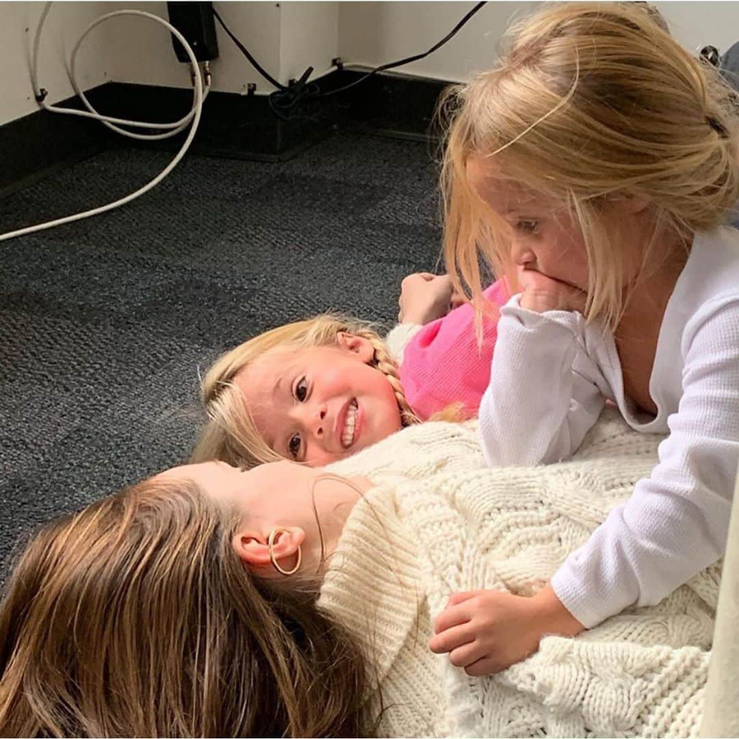 ケイトリン・ディーヴァーさんのインスタグラム写真 - (ケイトリン・ディーヴァーInstagram)「these sweet girls turn 6 today. I love u vivi and Charlotte. happy birthday 🧸」10月15日 23時13分 - kaitlyndever