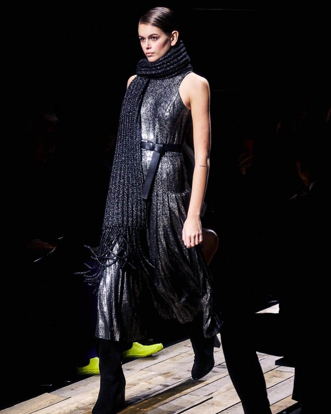 のインスタグラム：「This morning for their Spring/Summer 2021 collection, @MichaelKors premiered original film "Up On the Roof" featuring star-studded guest appearances. ⭐️🖤 Head to their IGTV to watch. Image from #MichaelKors' February 2020 runway by @andrewdaystudio.」