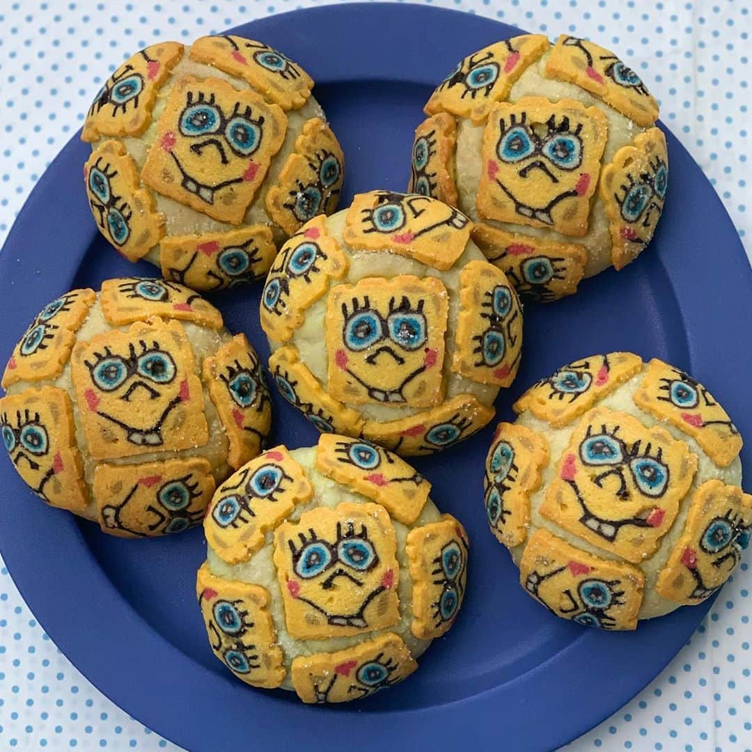 Ranさんのインスタグラム写真 - (RanInstagram)「. . Spongebob BREAD!! . . . 大量にできたスポンジボブのクッキーで #メロンパンdeコッタ  も作ってみました🤩 . . . . #spongebob #spongebobsquarepants #spongebobcake #cookies #cooking #kawaii #daiso #anime #sweets #アイスボックスクッキー #手作りおやつ #手作りお菓子 #クッキー作り  #キャラパン #キャラフード #スポンジボブ  #手作りクッキー #ハロウィンパーティー #スポンジボブケーキ  #イイホシユミコ #ハロウィン #ハロウィンパーティー  #パトリック #手作りパン #こどもごはん #菓子パン #メロンパン #パン教室 #konel」10月15日 23時18分 - konel_bread