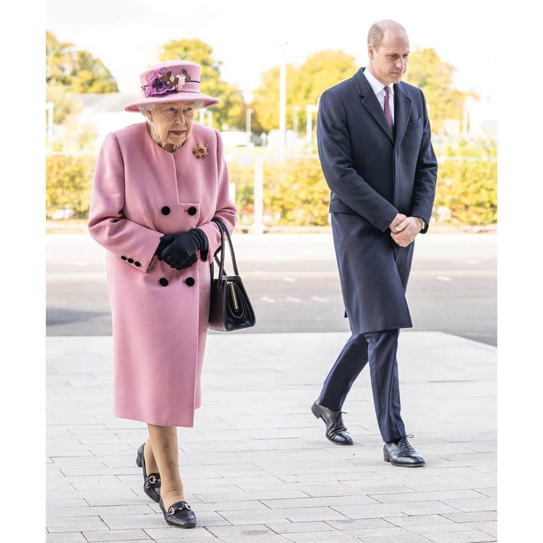 ウィリアム（ケンブリッジ公）さんのインスタグラム写真 - (ウィリアム（ケンブリッジ公）Instagram)「Today The Duke of Cambridge joined Her Majesty The Queen to visit the Defence Science and Technology Laboratory (@dstlmod) at Porton Down, and formally open the new Energetics Analysis Centre.  There, they met staff involved in identifying the nerve agent and subsequent clear up of the Novichok incident of 2018, as well as scientists providing vital support to the UK response of the COVID-19 pandemic, working in analytic research areas and deploying microbiologists to NHS hospitals to increase testing capacities.  The Queen and The Duke also met members of the military who were directly involved in the Novichok incident. In recognition of their work The Duke presented the Firmin Sword of Peace to representatives of @britisharmy 102 Logistic Brigade.」10月15日 23時19分 - princeandprincessofwales