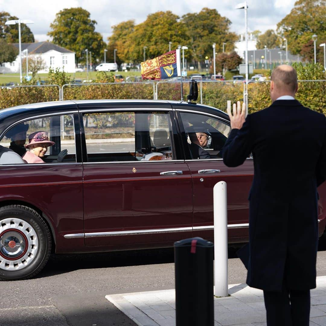 ウィリアム（ケンブリッジ公）さんのインスタグラム写真 - (ウィリアム（ケンブリッジ公）Instagram)「Today The Duke of Cambridge joined Her Majesty The Queen to visit the Defence Science and Technology Laboratory (@dstlmod) at Porton Down, and formally open the new Energetics Analysis Centre.  There, they met staff involved in identifying the nerve agent and subsequent clear up of the Novichok incident of 2018, as well as scientists providing vital support to the UK response of the COVID-19 pandemic, working in analytic research areas and deploying microbiologists to NHS hospitals to increase testing capacities.  The Queen and The Duke also met members of the military who were directly involved in the Novichok incident. In recognition of their work The Duke presented the Firmin Sword of Peace to representatives of @britisharmy 102 Logistic Brigade.」10月15日 23時19分 - princeandprincessofwales