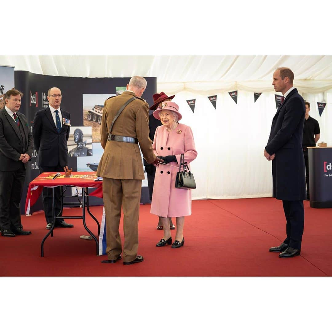 ウィリアム（ケンブリッジ公）さんのインスタグラム写真 - (ウィリアム（ケンブリッジ公）Instagram)「Today The Duke of Cambridge joined Her Majesty The Queen to visit the Defence Science and Technology Laboratory (@dstlmod) at Porton Down, and formally open the new Energetics Analysis Centre.  There, they met staff involved in identifying the nerve agent and subsequent clear up of the Novichok incident of 2018, as well as scientists providing vital support to the UK response of the COVID-19 pandemic, working in analytic research areas and deploying microbiologists to NHS hospitals to increase testing capacities.  The Queen and The Duke also met members of the military who were directly involved in the Novichok incident. In recognition of their work The Duke presented the Firmin Sword of Peace to representatives of @britisharmy 102 Logistic Brigade.」10月15日 23時19分 - princeandprincessofwales