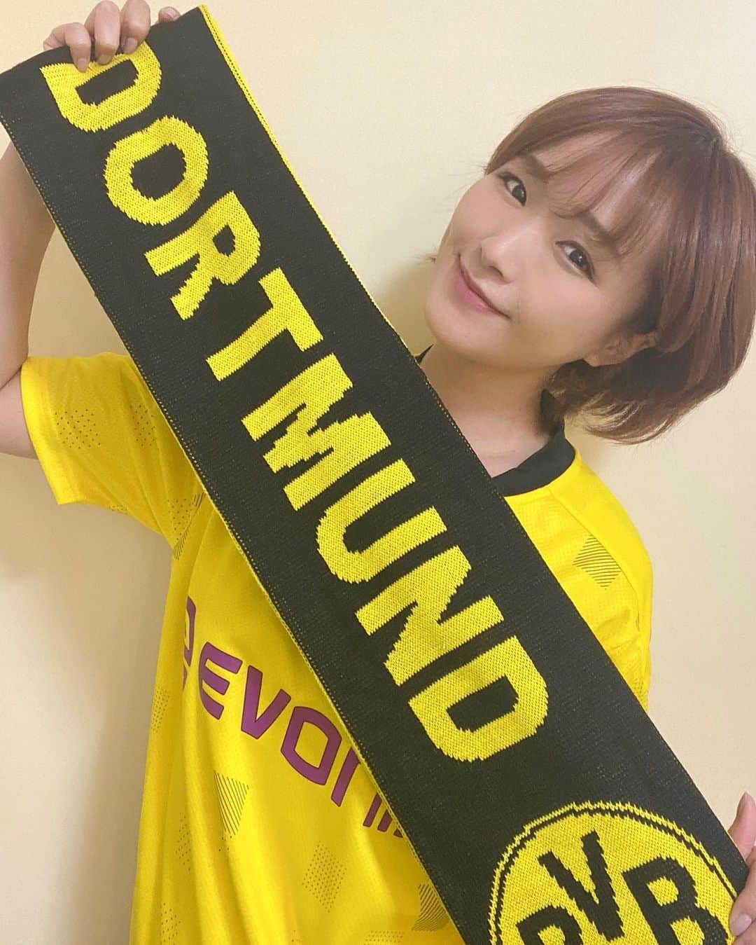 上妻未来さんのインスタグラム写真 - (上妻未来Instagram)「🖤💛お知らせ💛🖤  この度、ブンデスリーガ“ボルシア・ドルトムント”のPR活動を行っていく事になりました☺️‼️ チームから素敵なプレゼントを頂き、中身をみて手が震えました🥺💓💓💓  なんと！！ ユニフォームに名前がーーーー！！  日本からドルトムントを全力応援、PRしていきます‼️ こんなに光栄な機会に恵まれてとっても幸せです💛🖤  @bvb09  #bvb #bvb09  #ドルトムント」10月15日 23時19分 - kozuma.m