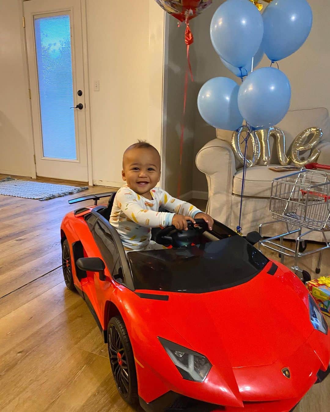 メル・ロハス・ジュニアのインスタグラム：「HAPPY BIRTHDAY CREW!!! 🎂🎉Can’t believe that you are already one year old, you’re growing too FAST!!  Too bad papi isn’t there to celebrate your 1st birthday with you! Papi has to work so he can buy you some more Lamborghinis. I promise that i will make up for missing you birthday when i get home.   LOVE you and MISS you MiniMe! ❤️」