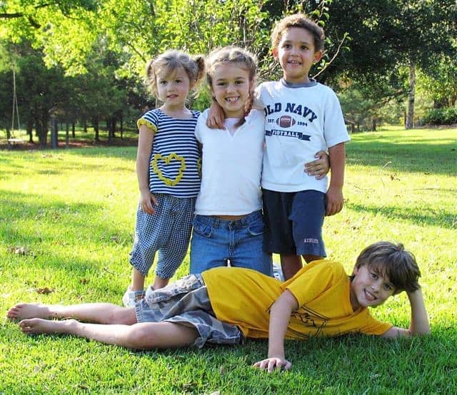 コリー・ロバートソンのインスタグラム：「I remember a time when @legitsadierob was probably five or six (I’m pretty sure I had a baby, Will or Bella, on my hip). We were at a waterpark and Sadie was doing those rope monkey bars across the water. I was watching her struggle and feeling for her, those things are hard, and I yelled, “it’s okay if you have to drop.”   I think I said this because I worried that if she fell she’d be embarrassed or feel bad about herself (she was pretty competitive even at a young age) but as soon as I said it someone said to me, “don’t tell her that, tell her she can do it.”   I have no idea who said this, I can’t even visually who it was, but I remember the words clearly and it stopped me in my tracks. I quickly changed my tune and I started shouting, “you’ve got this girlie, you can do it, keep going!” She went a few more times hand over hand and fell into the water about 3/4 of the way across.   I ran around to the other side of the pool as she climbed out. Told her how proud I was of her that she had given it her all even though she didn’t make it all the way across. Told her that she’ll get stronger and if she works hard and keeps trying that one day she’ll make it.   This moment taught me something that shaped me as a mother. It taught me the importance of letting our kids fail. Sometimes you’ll give it all you’ve got and make it across and sometimes you won’t, but you’re always better for trying.   This is not easy as a mom to do. We have this instinct to protect our children from embarrassment or hurt feelings or whatever comes with trying something you don’t succeed at, but we all know the way to growing, the way to learning anything is through falling and getting back up.  One of my favorite sayings is “If you try and fail, you’re not a failure, you’re a risk-taker.” I love that our kiddos are risk-takers!   P.s. I love talking about parenting, and got to be a part of a great conference “Perfectly Imperfect Parenting” on Oct 23-24th the link is in my bio. Would love for you to join!! Let’s talk more!」