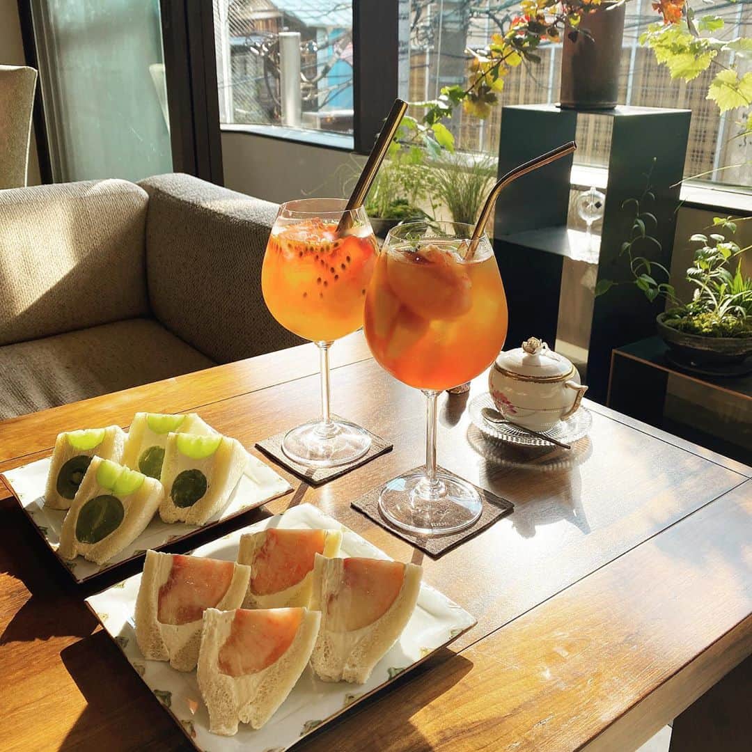 のインスタグラム：「ここのカフェ❤️また行きたい🥰エモい写真  #カフェ巡り #カフェ#フルーツサンド#フルーツサンド大好き」