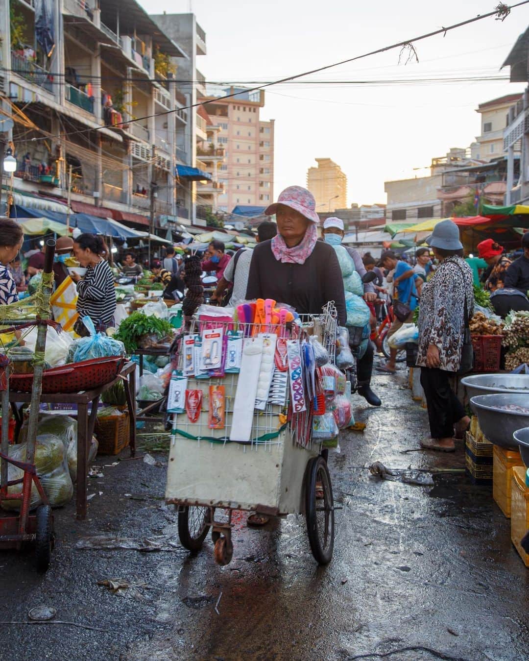Shunsuke Miyatakeのインスタグラム：「People working after the flood, Phnom Penh, Cambodia」