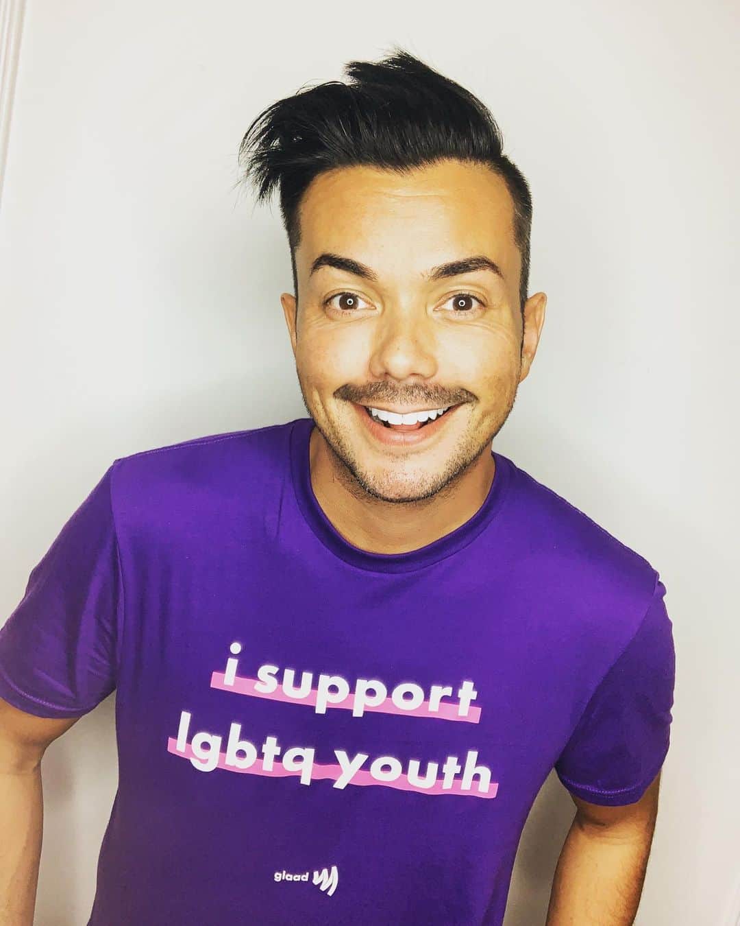 アンソニー・ラモスのインスタグラム：「TODAY IS @glaad #SpiritDay 💜  This year Spirit Day takes on renewed importance in a school year when many schools, colleges, and universities are not hosting students in-person and when our cultural and political dialogue has grown increasingly divisive. According to recent studies, 7 out of 10 LGBTQ students experience harassment, while 1 in 3 report that they had been physically threatened or harmed in their lifetime due to their LGBTQ identity.  Let’s send a big, purple virtual hug to all of the LGBTQ kids out there who might be having a hard time. A little love goes a long way 💜」