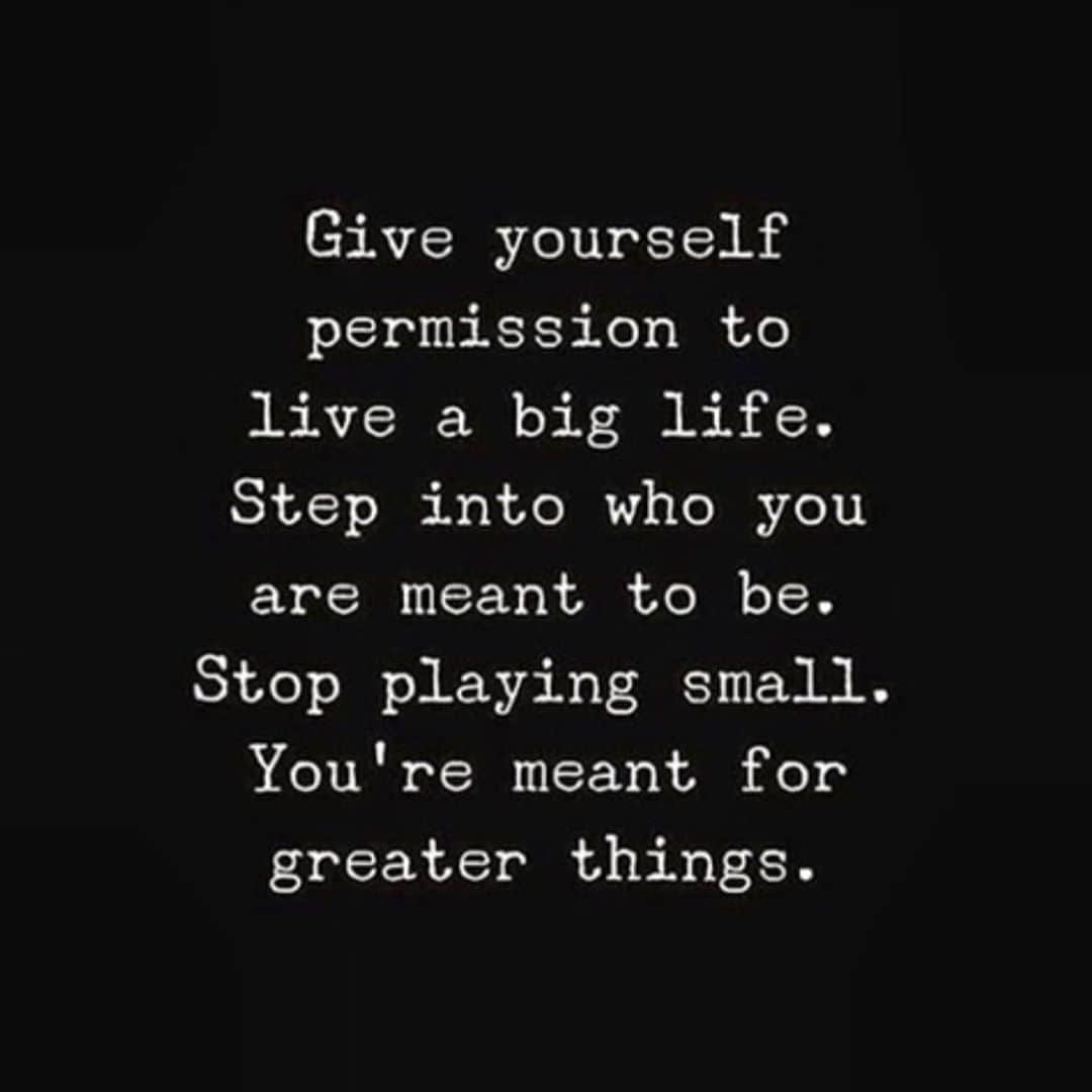 ジェニファー・エスポジートのインスタグラム：「A reminder.  #getrebellious @arebelliousact -you living small? Well stop. #thursday」