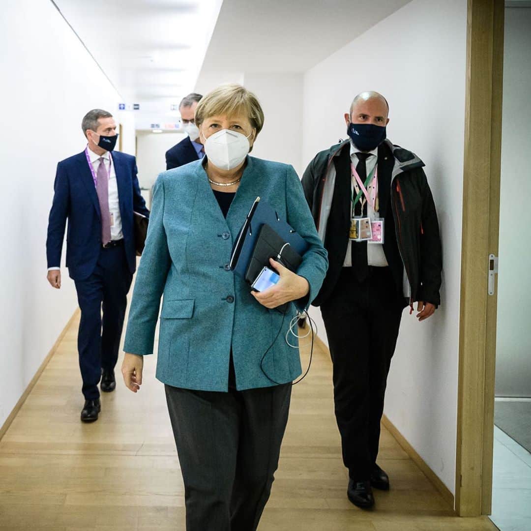 アンゲラ・メルケルのインスタグラム：「Kanzlerin Merkel vor den Brexit-Verhandlungen in Brüssel: Wir wollen ein Abkommen, aber natürlich nicht um jeden Preis. Es muss ein faires Abkommen sein, von dem beide profitieren. Weitere Themen beim Europäischen Rat heute: Klimaschutz und die Finanzverhandlungen mit dem Europäischen Parlament. --- Chancellor Merkel before the Brexit negotiations in Brussels: We want an agreement, but not at any price. It has to be a fair deal that benefits both parties. Other topics at the European Council today: Climate protection and the financial negotiations with the European Parliament. . . . #Kanzlerin #Brüssel #Merkel #Bundeskanzlerin #EU #Europa #Brexit #Klimaschutz #EU2020 #EU2020DE @eucouncil」