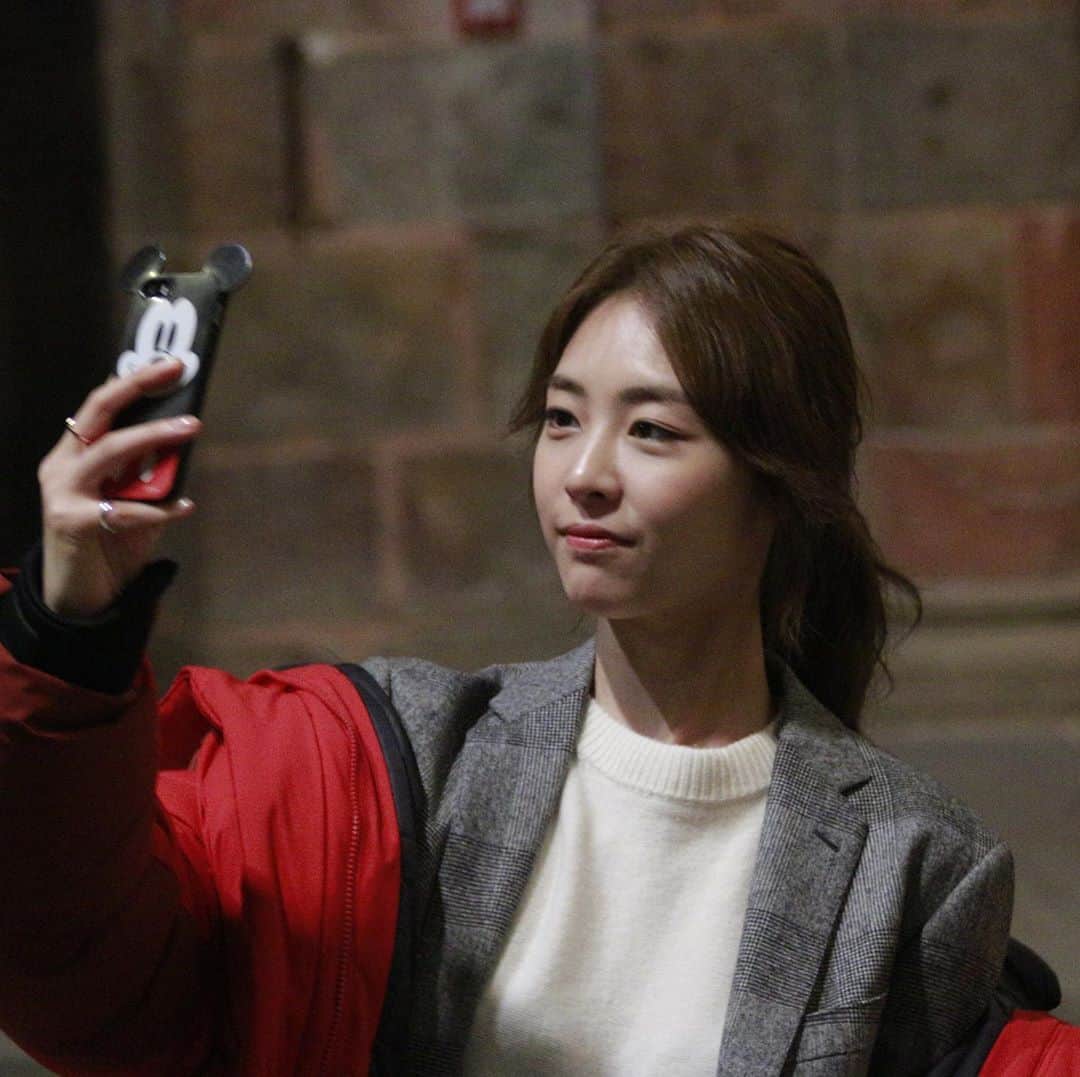 イ・ヨニのインスタグラム：「더패키지 밤촬영때~. 피곤함이 묻어나는..👀 . #더패키지#윤소소」