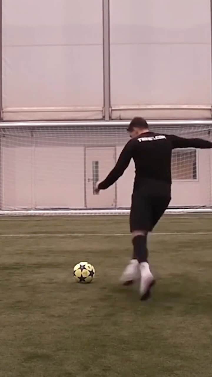 F2Freestylersのインスタグラム：「It’s all about consistency.....😂🤣1️⃣2️⃣3️⃣4️⃣5️⃣  Tag a mate 👇 who you always beat at crossbar challenge!」