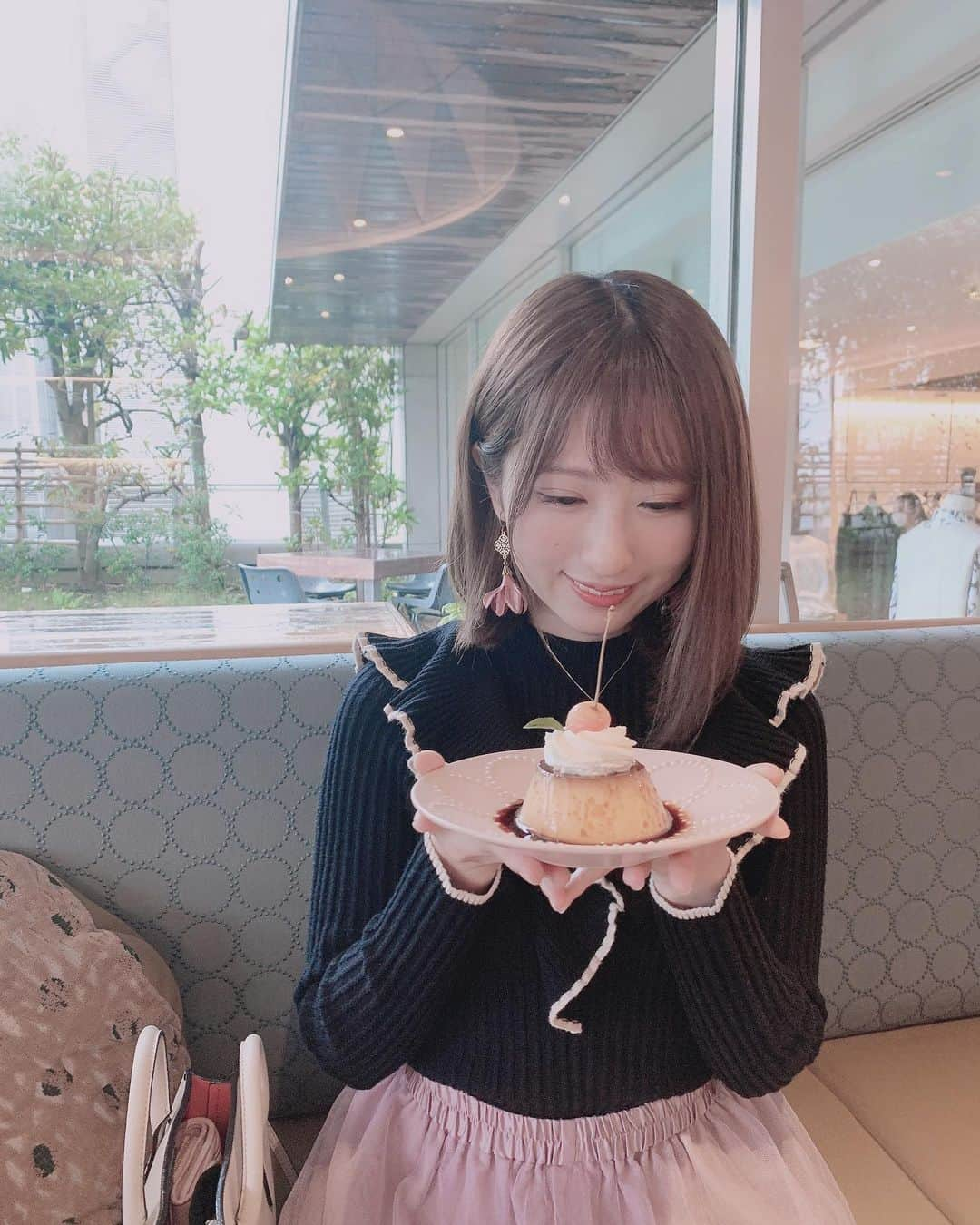 小桃音まいさんのインスタグラム写真 - (小桃音まいInstagram)「🍮. . 今日も今日とて. #家と庭 のプリン食べました❤︎. . お皿までかわいくて. このまま丸ごと鞄に入れて持って帰りたい、、、. . 関係ないけど急に寒くなってきたので. タオルケットを卒業してお布団を出しました！. みんなもあたたたかくして寝てね🐏. . photo by mossan.」10月15日 23時49分 - kotonemai0824