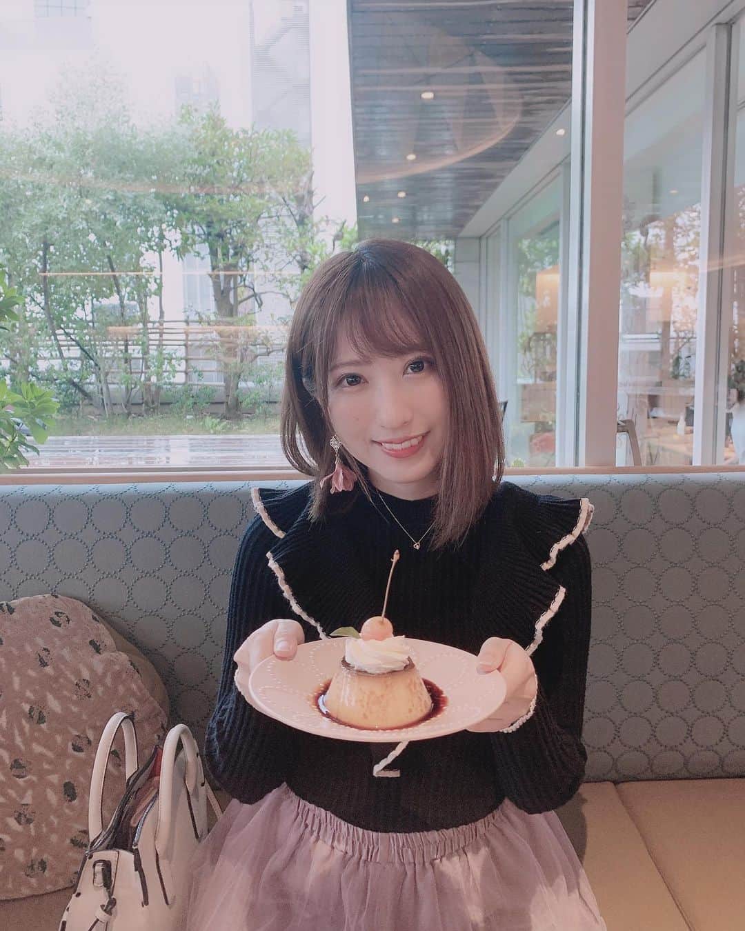 のインスタグラム：「🍮. . 今日も今日とて. #家と庭 のプリン食べました❤︎. . お皿までかわいくて. このまま丸ごと鞄に入れて持って帰りたい、、、. . 関係ないけど急に寒くなってきたので. タオルケットを卒業してお布団を出しました！. みんなもあたたたかくして寝てね🐏. . photo by mossan.」
