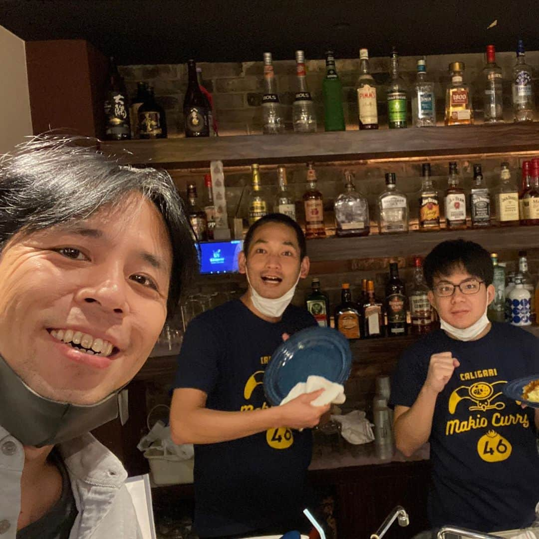 藤井ペイジさんのインスタグラム写真 - (藤井ペイジInstagram)「今日一番面白かったのは、お昼にマキオカリー新宿店に行ったらしろう店長が「藤井さんパクチー好きですよね！多めにしときました！」と勝手にサービスしてきて「いや俺、嫌いやけど…」と言うと「えっ！」と驚いて、次のお客さんから「パクチー乗せますか？」と聞き始めたこと。トマト！ #マキオカリー #エルシャラカーニ #スタンダップコーギー」10月15日 23時42分 - fujii_page