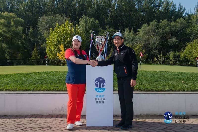 フォン・シャンシャンのインスタグラム：「Captain Feng VS Captain Liang 💥 Hand shaking or wrist wrestling? 😼@liang_wenchong  #SinaGolf #TeamMatchPlay」