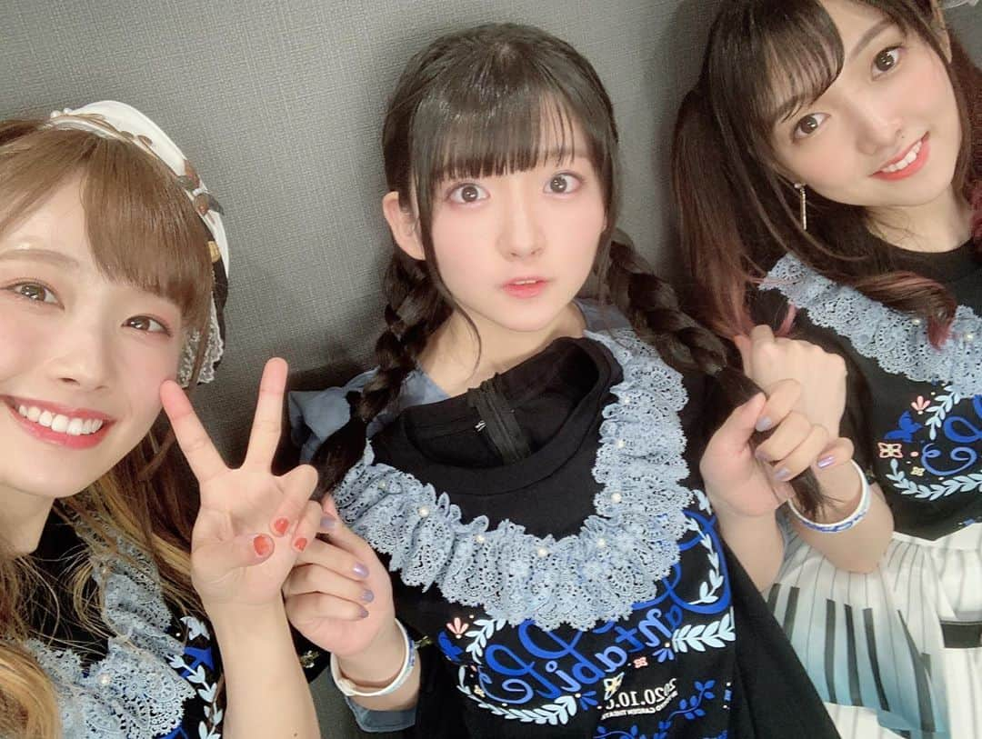 直田姫奈さんのインスタグラム写真 - (直田姫奈Instagram)「Morfonica 1st LIVE〜Cantabile 〜ありがとうございました！ ここはこういうふうにしたんだよ！とかそういう話は、まず直接お話したかったので、 #ひなまるーむ 後に長々とインスタにてお話書かせてもらえればなと思っておりました。 . . 今回私たちにとって初ワンマン！ということで、新曲が5曲という挑戦をしました。 いかがでしたでしょうか？ どの曲もなにかしら挑戦があり、お届けするまでドキドキしておりました。 深海少女なんて、なんとかなるかも…のレベルに至るのに本番の2日前まで戦ってました笑 . 前回の夏の野外3DAYSから成長した姿をお見せしたい。その一心で練習してきました。 また、より桐ヶ谷透子らしく、シンクロ率を上げるためにパフォーマンスにも力を注ぎこんできました。 私のテーマとしては、前回やった5曲は以前の桐ヶ谷透子。 今回の新曲5曲はガルパのイベント「凛と香る風の調べ」を終えた桐ヶ谷透子。 そんな線引きを自分の中でつけて、どうレベルアップさせた透子ちゃんをお見せできるかを中心に作り上げていきました。 . CQCQのカッティングやソロ、Flame of hopeのイントロ、ギソロなどの演奏面での難しかったところは紗夜さん、おたえさんに教えてもらった真剣な透子ちゃん。 NevereverlandやFlame of hopeのポーズや、月光花や深海少女の歌の世界感に浸るのは薫さん、美咲さんから教わった表現力を。(ちなみにポーズは薫さんのイラストから真似させてもらったり…) そして、CQCQのジャンプは透子ちゃんのやりたい！という意思から。Flame of hopeでは、瑠唯とのケンカから仲直りをいろんな形で表現させてもらいました。 . . みなさんの思う、桐ヶ谷透子をお届けできましたでしょうか。 少しでも私じゃなく、「透子ちゃんがいる！」と思ってライブを楽しんでいただけていたら嬉しいです。 . . まだまだ私達は始まったばかりで、これからいろんな壁にぶつかっていくと思います。でもいろんな分野の世界から集まってきたというMorfonicaの強みを活かして、お互いに支えあって輝く景色にたどりつけるように、頑張っていきたいです。 . . あまねちゃん。 あまねちゃんの歌う姿の堂々さを尊敬しています。でもいつでもその背中を支えたいとも思ってるよ。 おゆちゃん。 何も言わないけど裏でめっちゃ頑張ってるんだろうなっていつもひしひし感じる。私も頑張らねば！ mikaさん。 いつもニコニコ見守っててくれて本当にありがとうございます。振り返ると安心します。精神安定剤です。 Ayasaさん。 パフォーマンスの先輩としていつもアドバイスありがとうございます。Ayasaさんとシンメトリーになれる存在を目指して頑張ります！ . . 無事、ワンマン終えることが出来て本当によかったです。 ありがとうございます！ この感謝の気持ちを忘れず、次に繋げていきますので、暖かく見守っていただけると嬉しいです。 本当にありがとうございました！ これからもよろしくお願いします！ . . 最後に、幕間映像のお写真も載せときます🦋 ガラス細工楽しかった🎶 私だって黙って作業くらいしますよ？笑 ずっとうるさくないですよ？笑 またみんなでなにかしたいなって思ってます💓 ちなみにお洋服は #moussy さんと #heather さんです。 . . それでは、最後までお読みいただき、ありがとうございました。  #バンドリ #ガルパ #Morfonica #cantabile」10月15日 23時51分 - hinahinyan_official