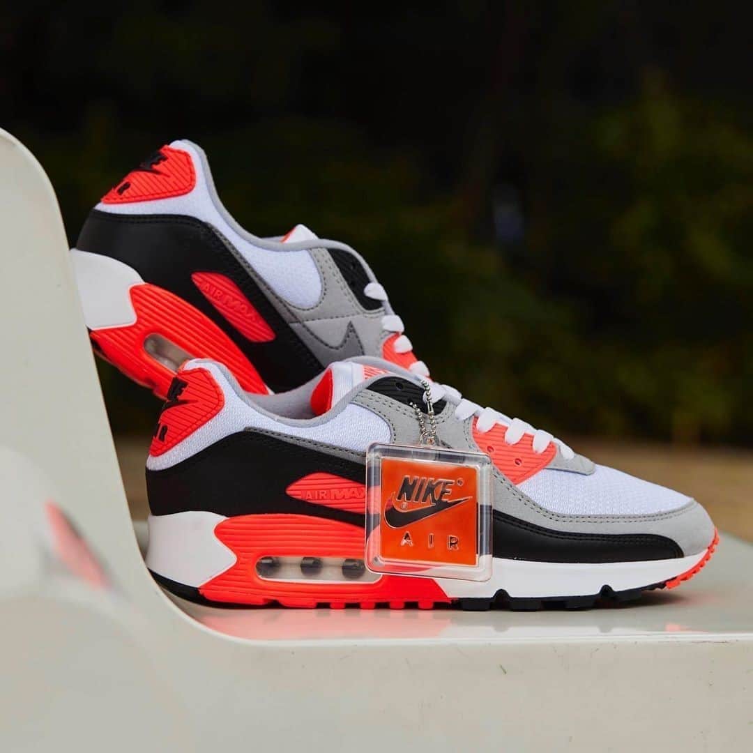 Sneaker Newsさんのインスタグラム写真 - (Sneaker NewsInstagram)「Here's a first look at the Nike Air Max 90 "Infrared"! These are releasing as early as 10/22 in Asia, while US retailers have these dropping on November 9th. Tap the link in our bio for full details.」10月15日 23時53分 - sneakernews