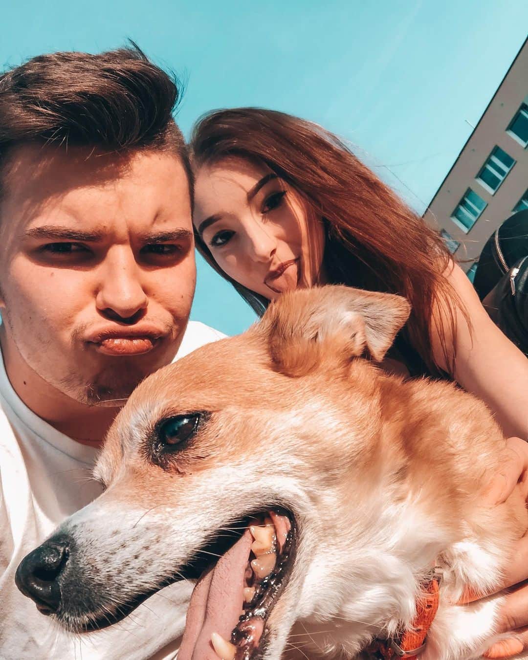 アガタ・クリゲルのインスタグラム：「Szaro za oknem, więc tradycyjnie wzięło mnie na przeglądanie starych zdjęć 🤷🏼‍♀️ Trzy pyszczki na jednym zdjęciu (już ponad dwa lata temu) 🥰 #polishgirl #polishboy #polskadziewczyna #polskichlopak #couple #couplegoals #Dosia #dog #selfie #love #throwbackthursday #tbt #summervibes」
