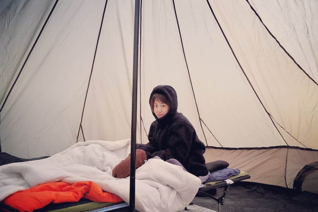 渡辺由布子さんのインスタグラム写真 - (渡辺由布子Instagram)「🍃🥀  ドキドキのテント寝泊まり初夜。  予想はしていたが、キャンプ場にはお風呂やパウダールームがなかった😨(車で10分程行けば温泉があったので毎朝通った♨️)  オーガニック大国 #ニュージーランド 発のプチプラオーガニックコスメ @essano.jp のローズヒップオイルとミストトナーに救われた。 いつでもどこでもササっと手軽に吹きかけ、しっかり保湿！  リサイクルプラスチックを使用したサスティナブルなボトルで地球にも優しい🌏  #エッサーノ #プチプラオーガニック #ローズヒップオイル  #キャンプ初心者  #キャンプ女子 #camp #camping  #campnight #hammock  #hammocking  #campwithkids  #organiccosmetics  #essano  #rosehip  #NZ #🇳🇿   📷 @sonyalpha 6400 @sigma_japan  📍 @daigentacamp #Niigata #🇯🇵」10月16日 0時07分 - watanabe_yuko