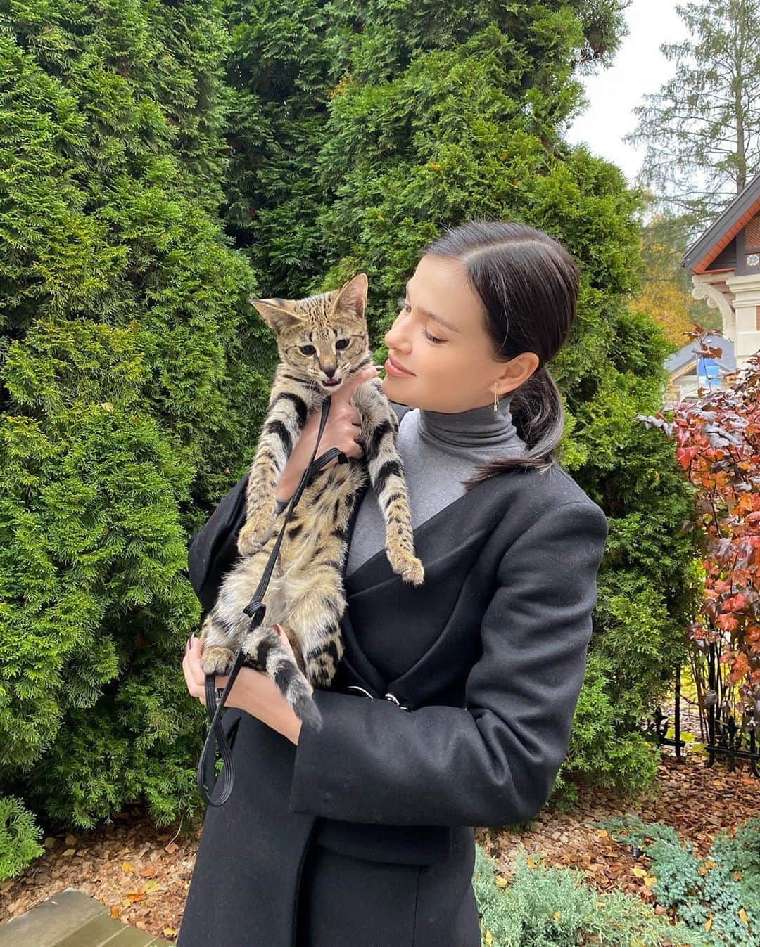 RU.TVさんのインスタグラム写真 - (RU.TVInstagram)「🐈 Елена Темникова и ее обаятельный питомец по кличке Нао! ⠀ 😇 А ты бы хотела себе такую кошку? Пиши в комментариях! ⠀ #rutv #рутв #еленатемникова @lenatemnikovaofficial」10月16日 0時00分 - ru_tv