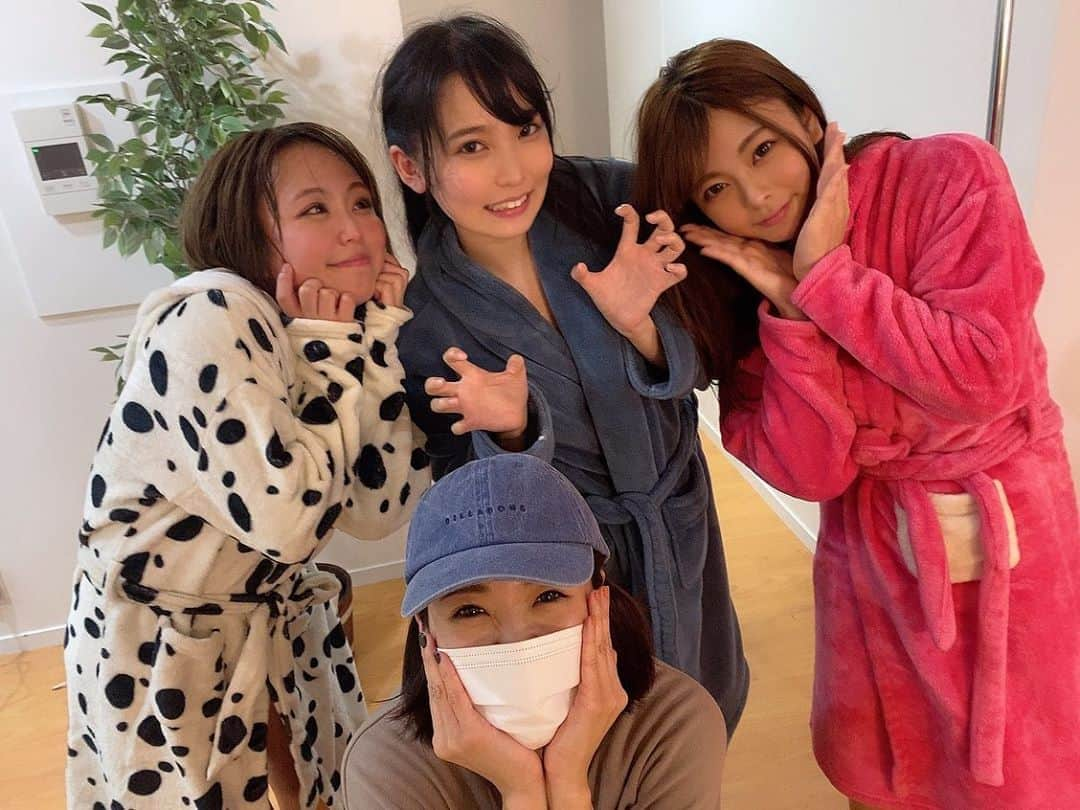 亜矢みつき（神谷充希）さんのインスタグラム写真 - (亜矢みつき（神谷充希）Instagram)「まさきさん❤️あおいちゃん❤️あず❤️ 濃厚な時間ありがとうううう＼(^^)／ #撮影 #オフショット #av #真咲南朋 #枢木あおい #岬あずさ」10月16日 0時01分 - ma.yamitsuki