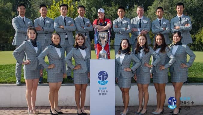 フォン・シャンシャンのインスタグラム：「The teams are ready to go!💯 #TeamFeng #TeamLiang #sinagolf #matchplay」