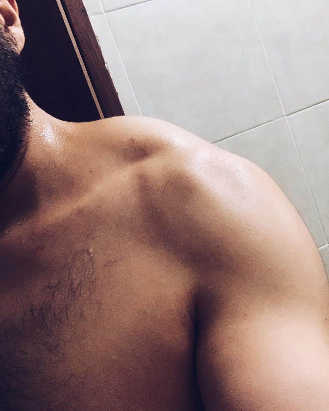 のインスタグラム：「Hace como un mes viéndome en el espejo me descubrí ese musculito jaja  Septiembre 13 - Octubre 14  Ahí vamos 🏋🏽‍♂️ #loveyourself #postquevoyaborrar」
