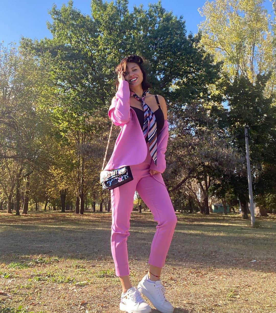 レネタ・カムベロバのインスタグラム：「Розово ми е💗」