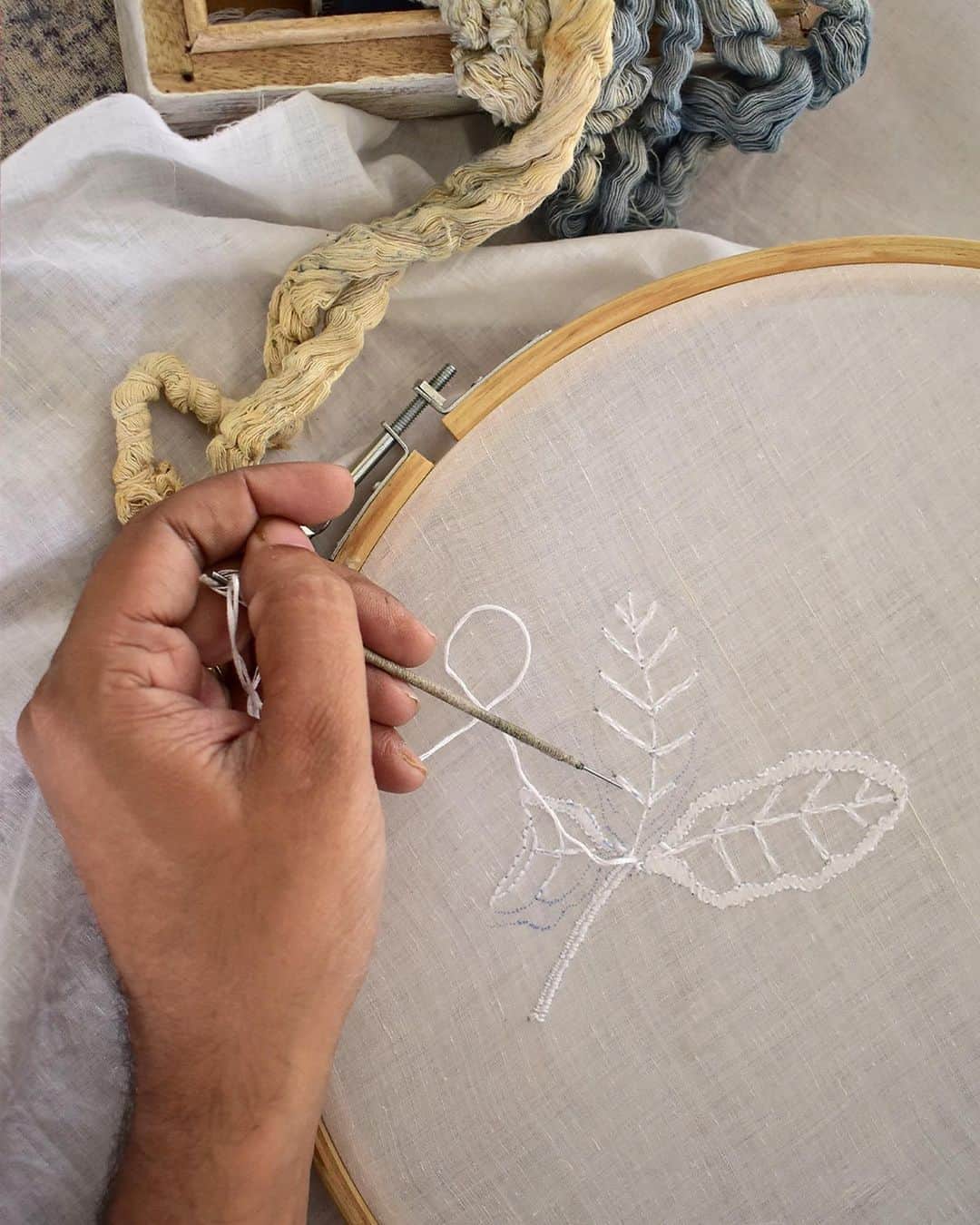 のインスタグラム：「Today marks one year since the opening of Nila House @nilajaipur, a non-profit organisation spearheaded by the Lady Bamford Foundation. Since opening last year, Nila House quickly became a hub for craft enthusiasts in India and beyond to learn, connect and forge lasting relationships rooted in a shared love for traditional crafts. In March, the pandemic became a serious concern for Indian citizens and Nila House was equally affected by the national lockdown. The body of work that has emerged since is a testament to the commitment and passion of their team and the strength of Nila’s core vision.⁠⠀ ⁠⠀ We've shared a handful of the many wonderful initiatives Nila have offered throughout their exceptional first year in our stories in honour of this milestone. Head there now to learn more and for a link to shop our edit of Nila pieces online. @carolebamford #bamford #nila #nilahouse #incredibleindia」