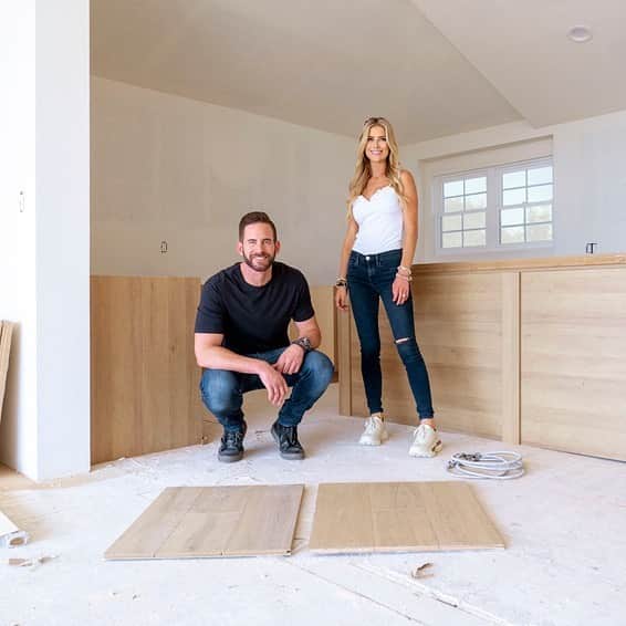 HGTVさんのインスタグラム写真 - (HGTVInstagram)「Tarek + Christina are back at it again with an all-new season of #FlipOrFlop starting tonight at 9|8c. 🙌 Swipe to see one of our fave before and afters from this season. Head to the link in bio for more sneak peek pics! 👀」10月16日 0時11分 - hgtv