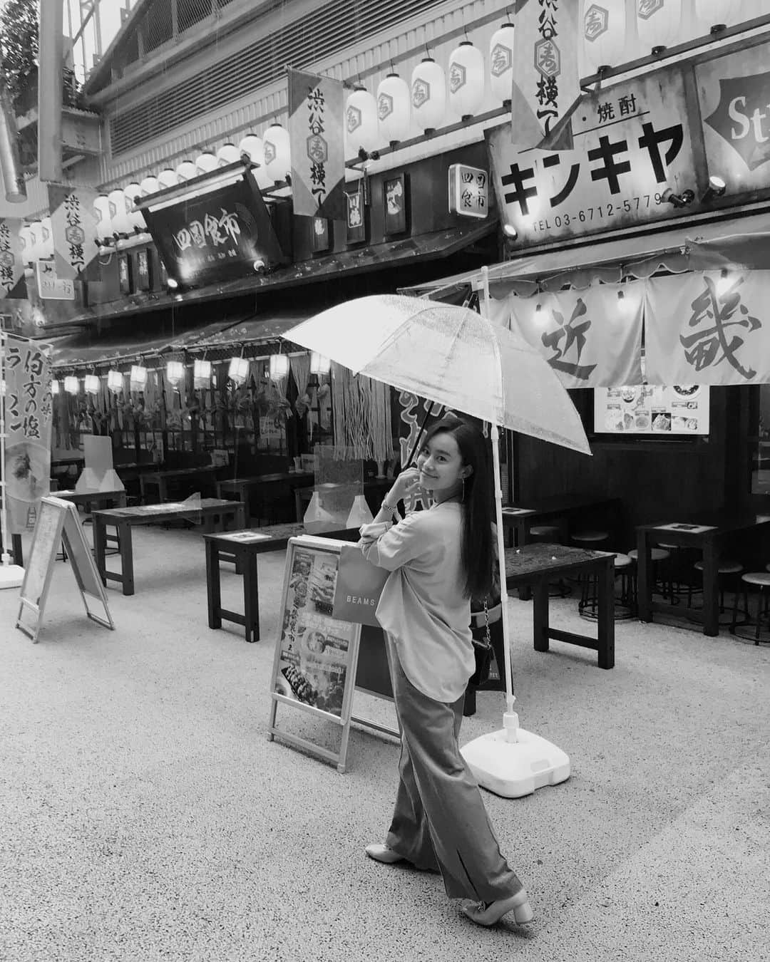 白鳥羽純さんのインスタグラム写真 - (白鳥羽純Instagram)「🏙 みんみん散歩〜 in SHIBUYA  #MiyashitaPark #takeawalk #monochromepic #shibuya #rainy」10月16日 0時11分 - hasuminst